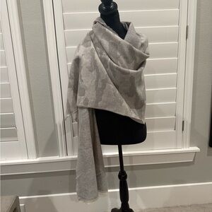Elegant Gray Camo Patterned Wrap